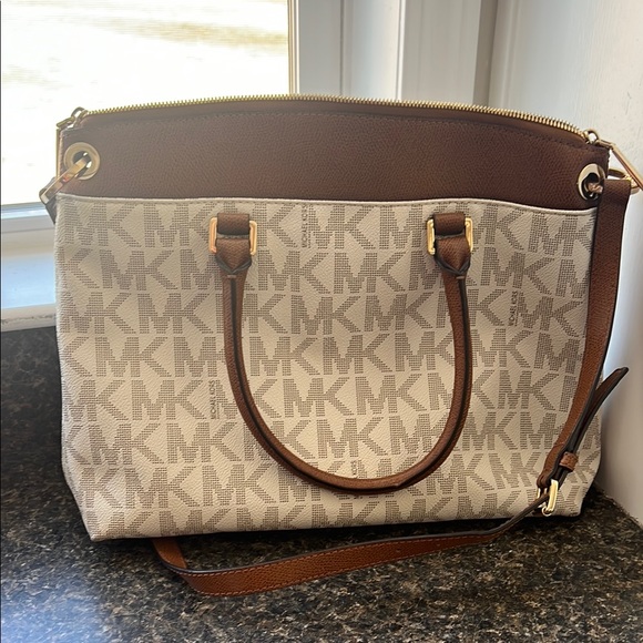 Michael Kors Signature Aubrey Tote in Brown and Cream - Picture 4 of 13
